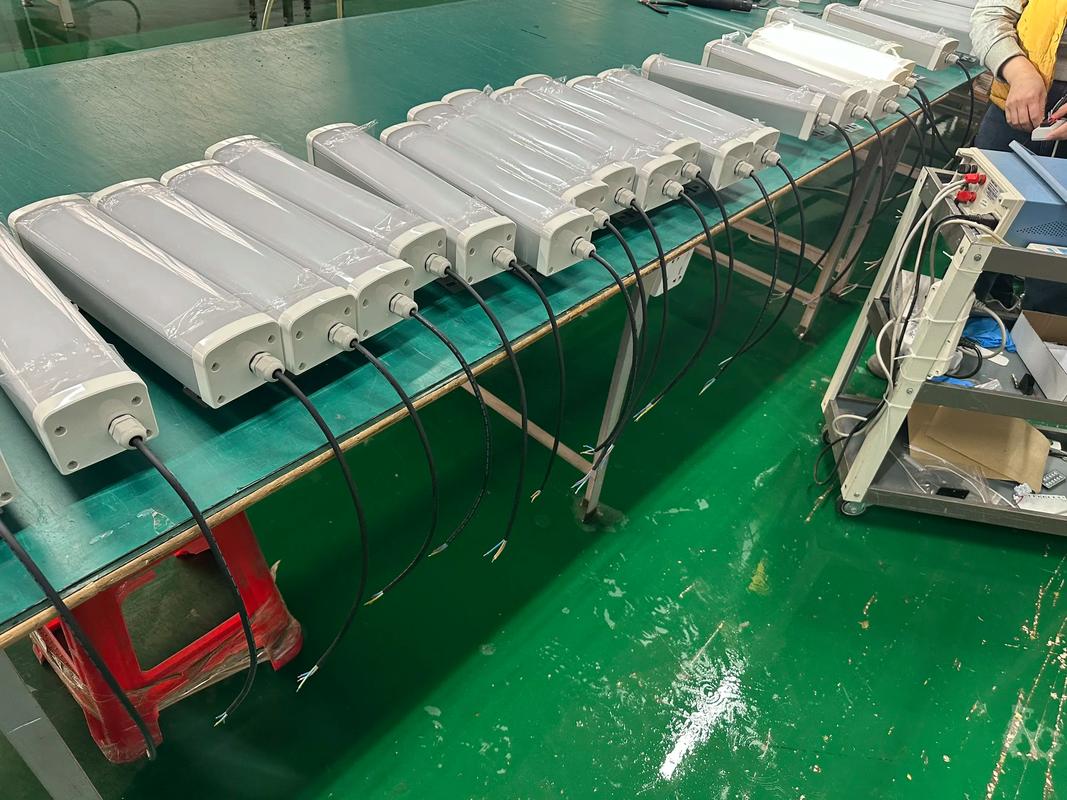 分布式電源時代的守護者 機柜照明燈具的硬核價值與源頭制造優勢